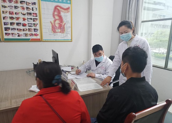 贵阳癫痫病医院联合北京三甲专家免费癫痫病义诊走进安顺市，群情高扬，现场反响热烈!明日最后一天，不容错
