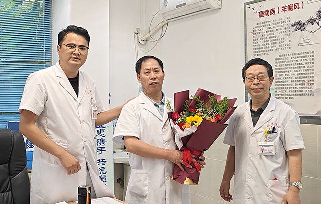 中国医师节 | 颠康医院暖心行动：“红包+鲜花”传递祝福与关怀！