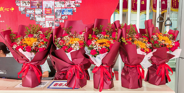 中国医师节 | 颠康医院暖心行动：“红包+鲜花”传递祝福与关怀！