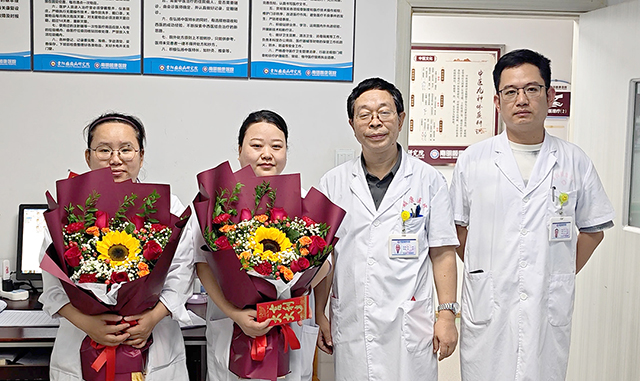 中国医师节 | 颠康医院暖心行动：“红包+鲜花”传递祝福与关怀！