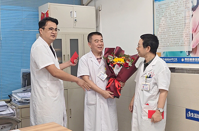 中国医师节 | 颠康医院暖心行动：“红包+鲜花”传递祝福与关怀！