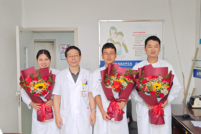 中国医师节 | 颠康医院暖心行动：“红包+鲜花”传递祝福与关怀！