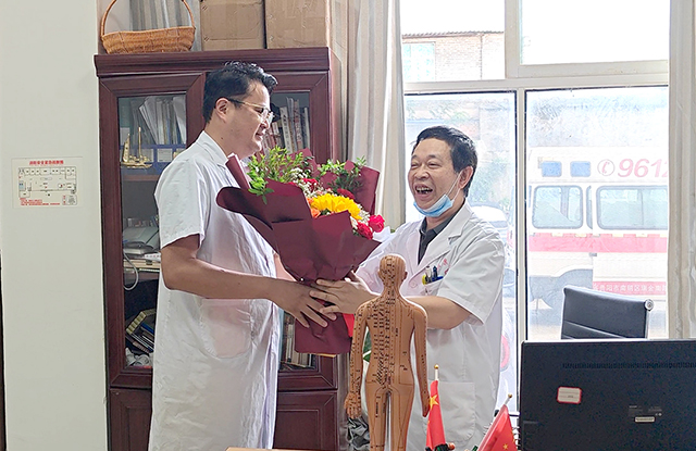 中国医师节 | 颠康医院暖心行动：“红包+鲜花”传递祝福与关怀！